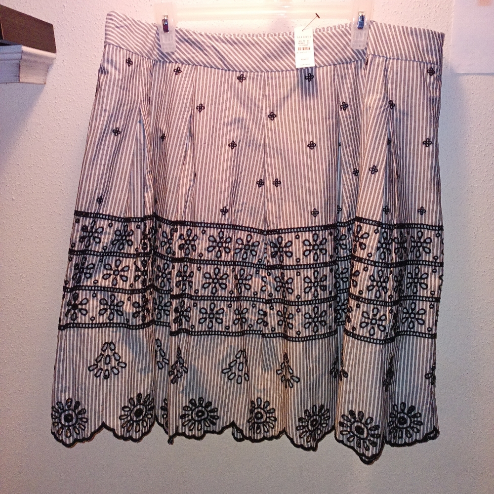 Talbot's women's lined skirt with black eyelet and pleats. Side zipper size 18WP